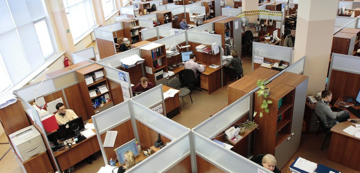 pracownicy w biurze typu open space