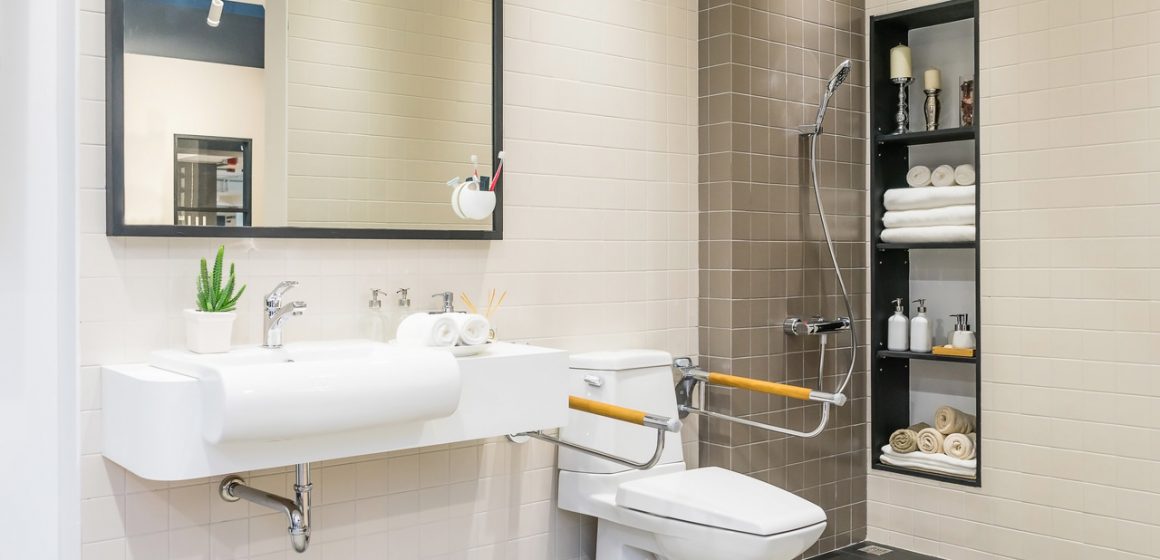 Jak przystosować hotelową łazienkę dla niepełnosprawnych?