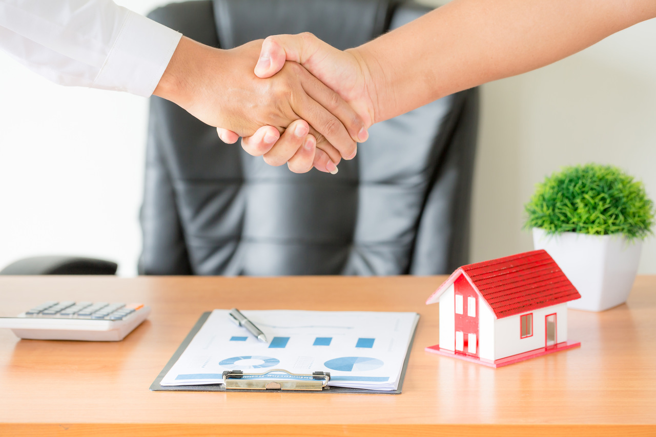Umowa kupna – sprzedaży mieszkania, co powinna zawierać?