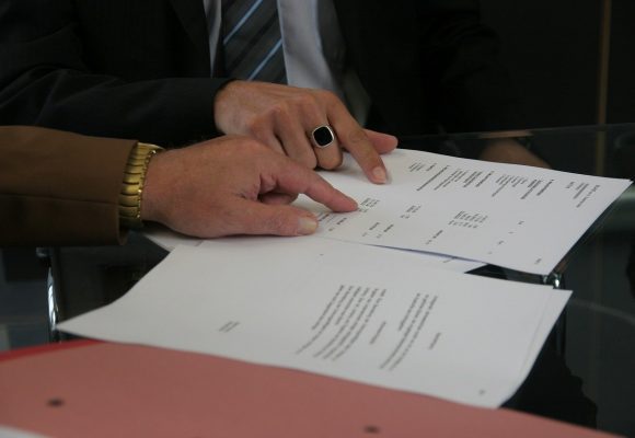 Czym jest umowa rezerwacyjna i kiedy warto ją podpisać?