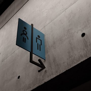 Łazienki publiczne – w co powinny być wyposażone?