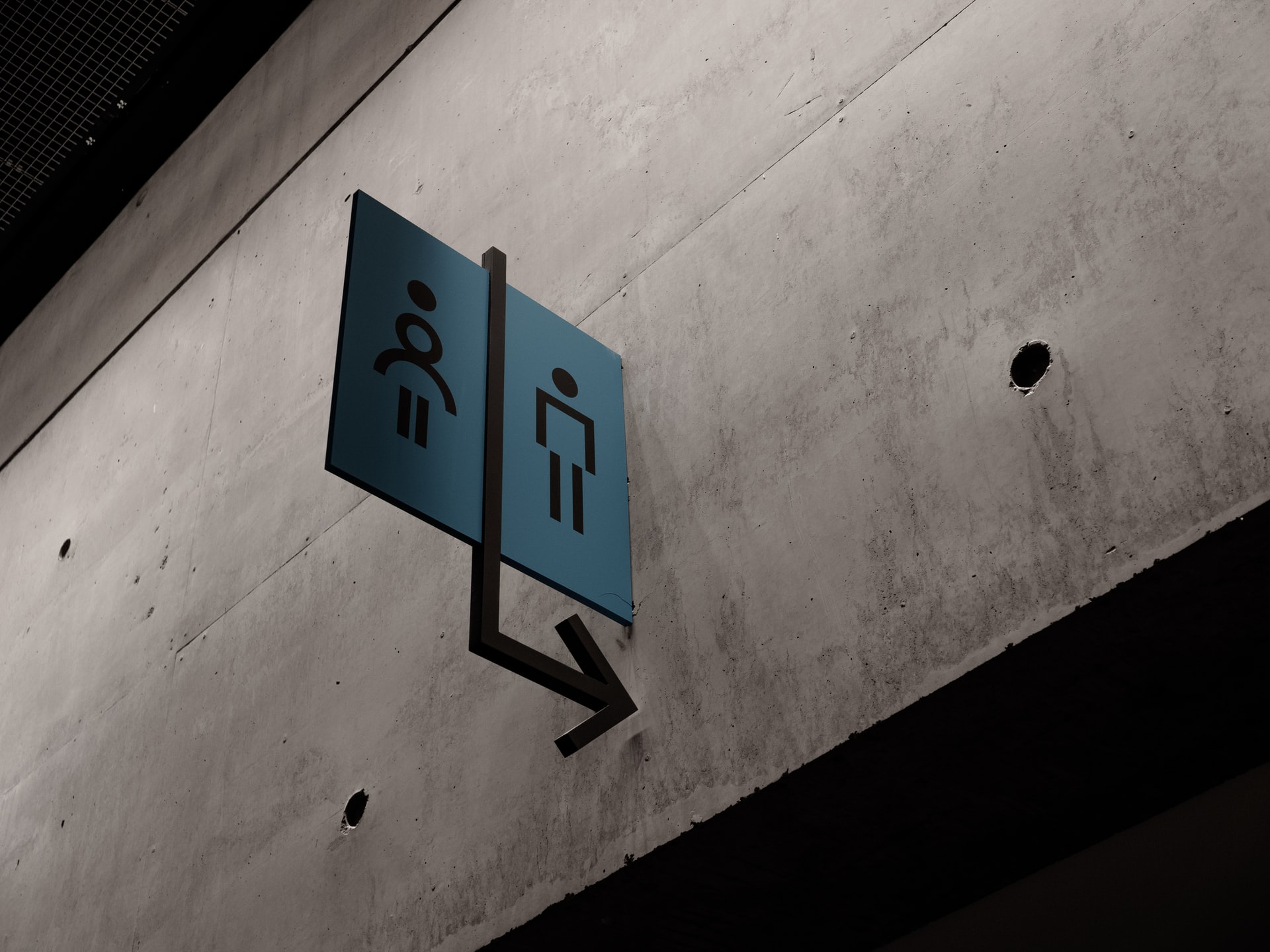 Łazienki publiczne – w co powinny być wyposażone?