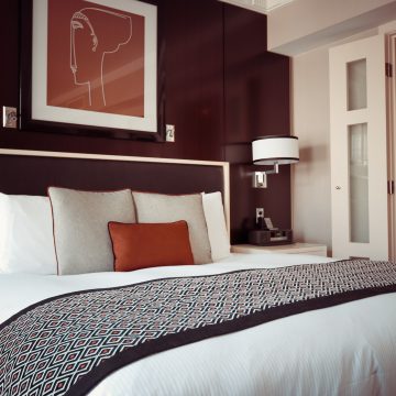 Sypialnia w hotelu – jak stworzyć w niej komfortowe warunki do odpoczynku?