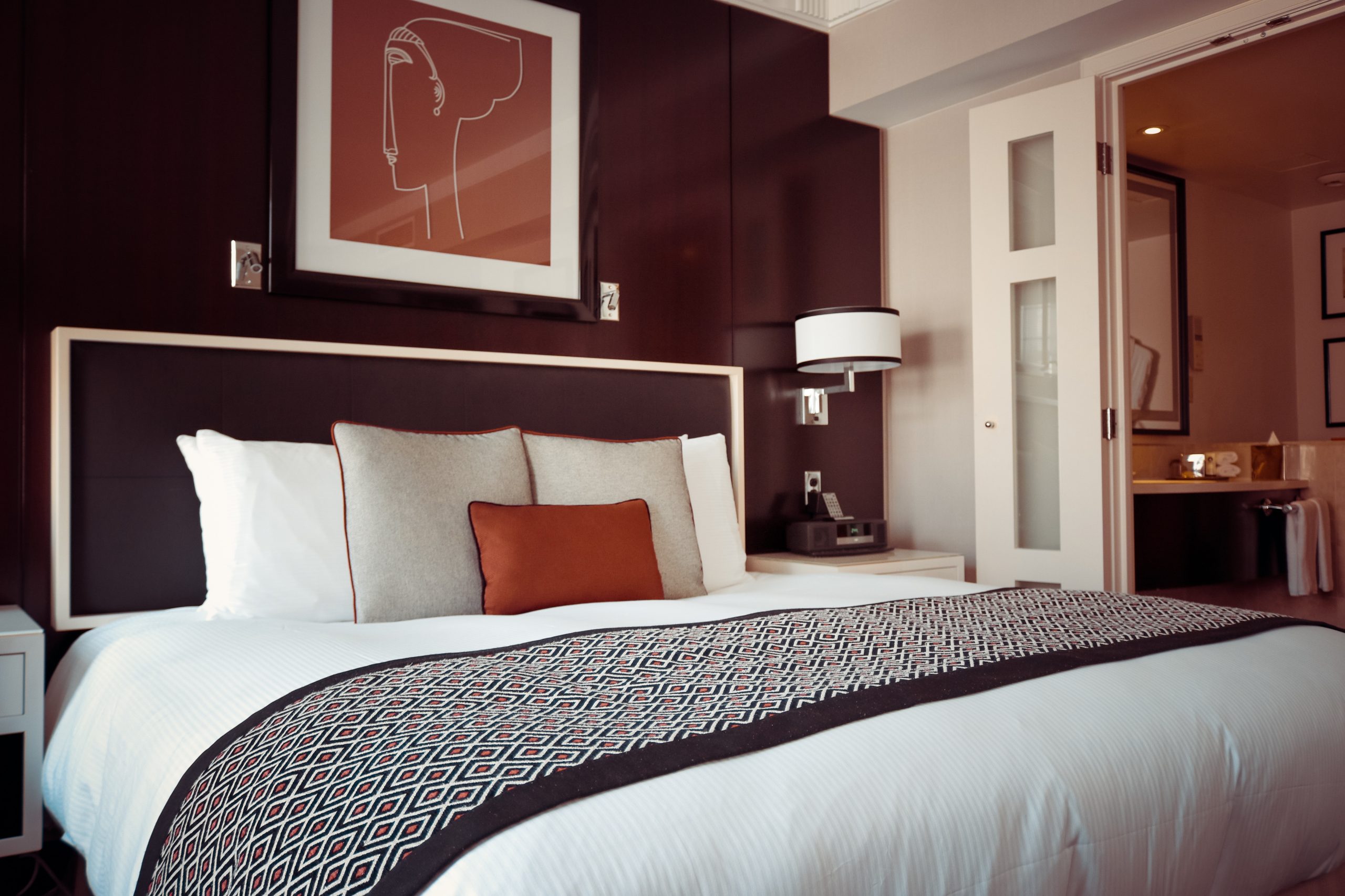 Sypialnia w hotelu – jak stworzyć w niej komfortowe warunki do odpoczynku?