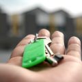 Sprzedaż mieszkania przez agencję nieruchomości — co warto wiedzieć?