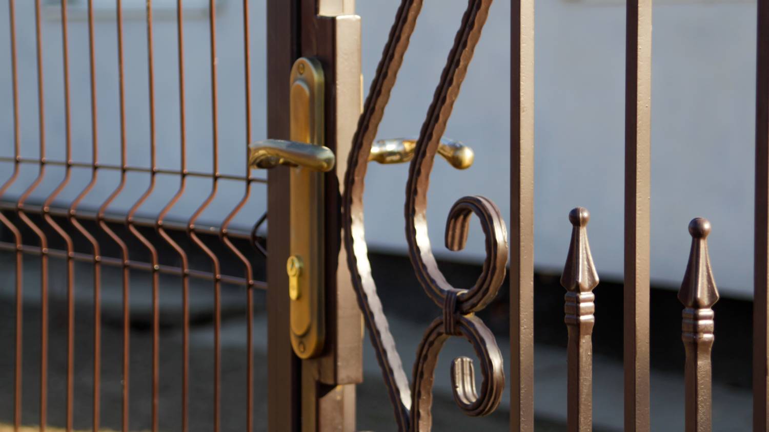 Jak dobrać klamkę oraz zamek do furtki i bramy? – porady przydatne w zabezpieczeniu posesji