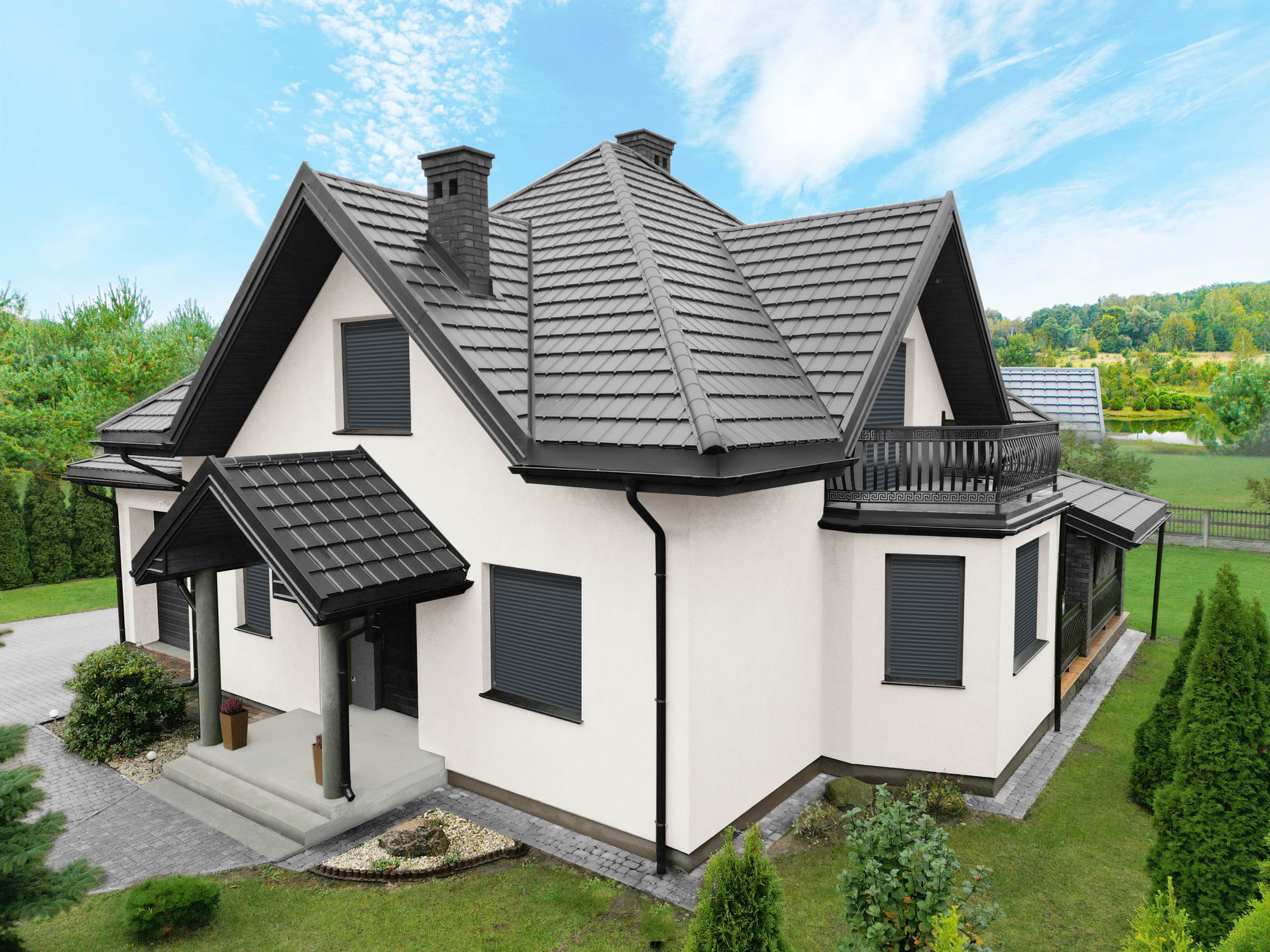 Dachówka czy blachodachówka — czym lepiej pokryć dach?